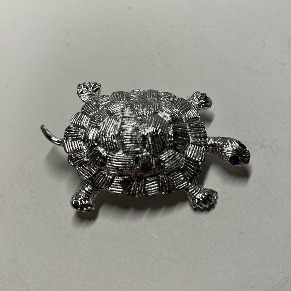 Small turtle pin - Picture 1 of 2